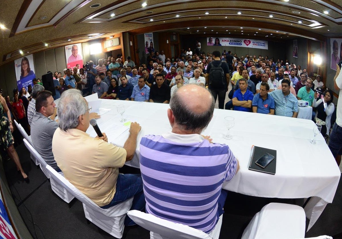 58 prefeitos declaram apoio a Amazonino