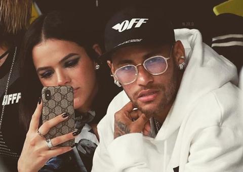 Em meio a rumores de separação, Bruna Marquezine encarna marinheira sexy