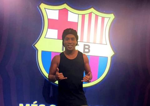 Ronaldinho perde status de embaixador do Barcelona após apoio a Bolsonaro