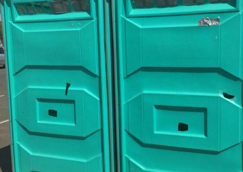 Bispo é detido por suspeita de furar banheiros químicos para espionar mulheres