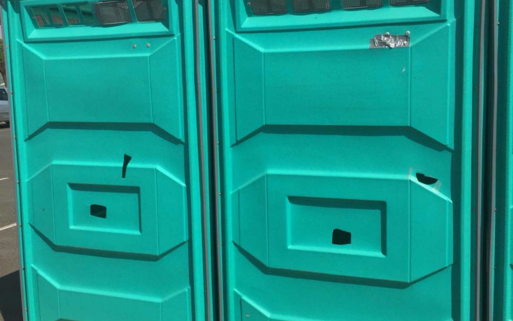 Bispo é detido por suspeita de furar banheiros químicos para espionar mulheres