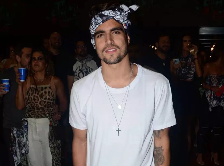 Caio Castro é acusado de vandalismo, roubo e invasão em festival na Espanha