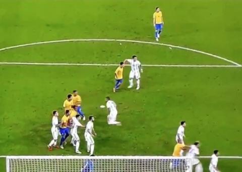 Brasil marca nos acréscimos e vence a Argentina