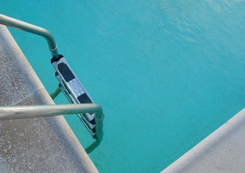 Em piscina com crianças, homem é flagrado se masturbando e se dá mal