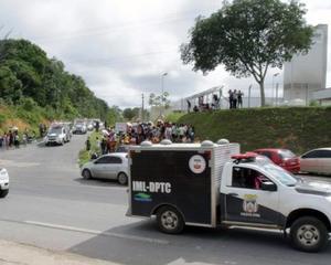 Famílias de criminosos mortos em presídio devem ser indenizadas ? Amazonino diz que não. E você, concorda? 