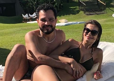 Após polêmicas com ex, Luciano Camargo faz viagem romântica com esposa: '15 anos de casados'