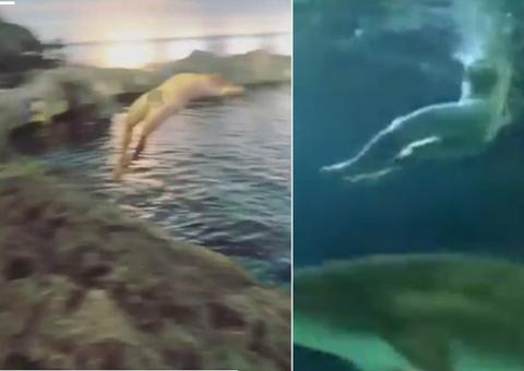 Homem mergulha pelado em aquário e nada com tubarões 