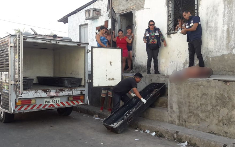 Em Manaus, moradores encontram corpo de homem estirado em calçada