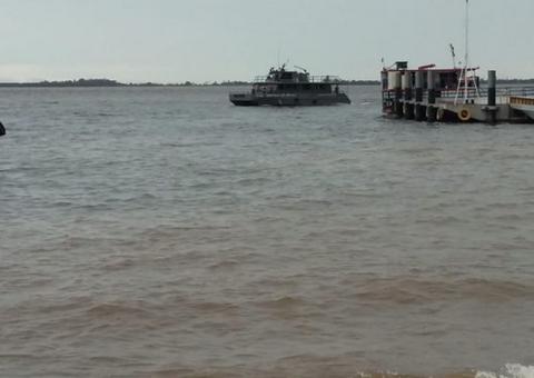 Barco com 130 passageiros naufraga no Rio Amazonas  