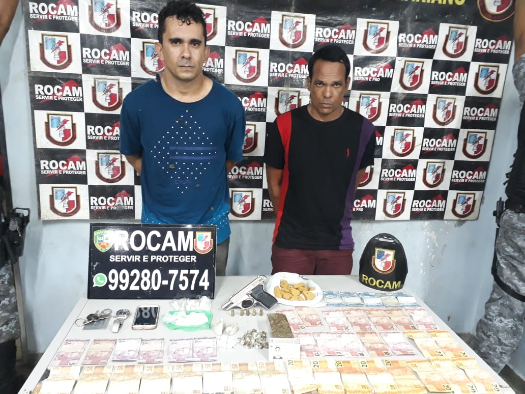 Armada com pistola, dupla é flagrada vendendo drogas na frente de bar em Manaus