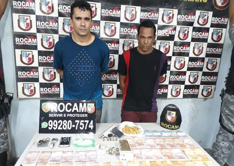 Armada com pistola, dupla é flagrada vendendo drogas na frente de bar em Manaus