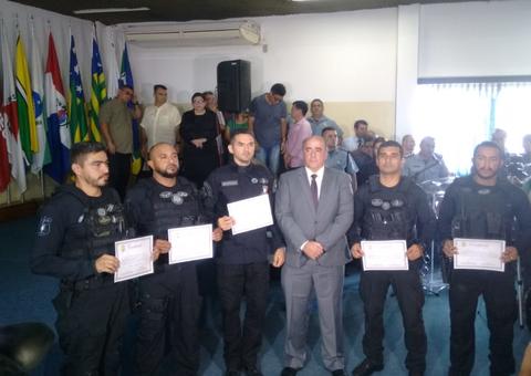 Policiais que atuaram em assalto à loteria são condecorados em Manaus
