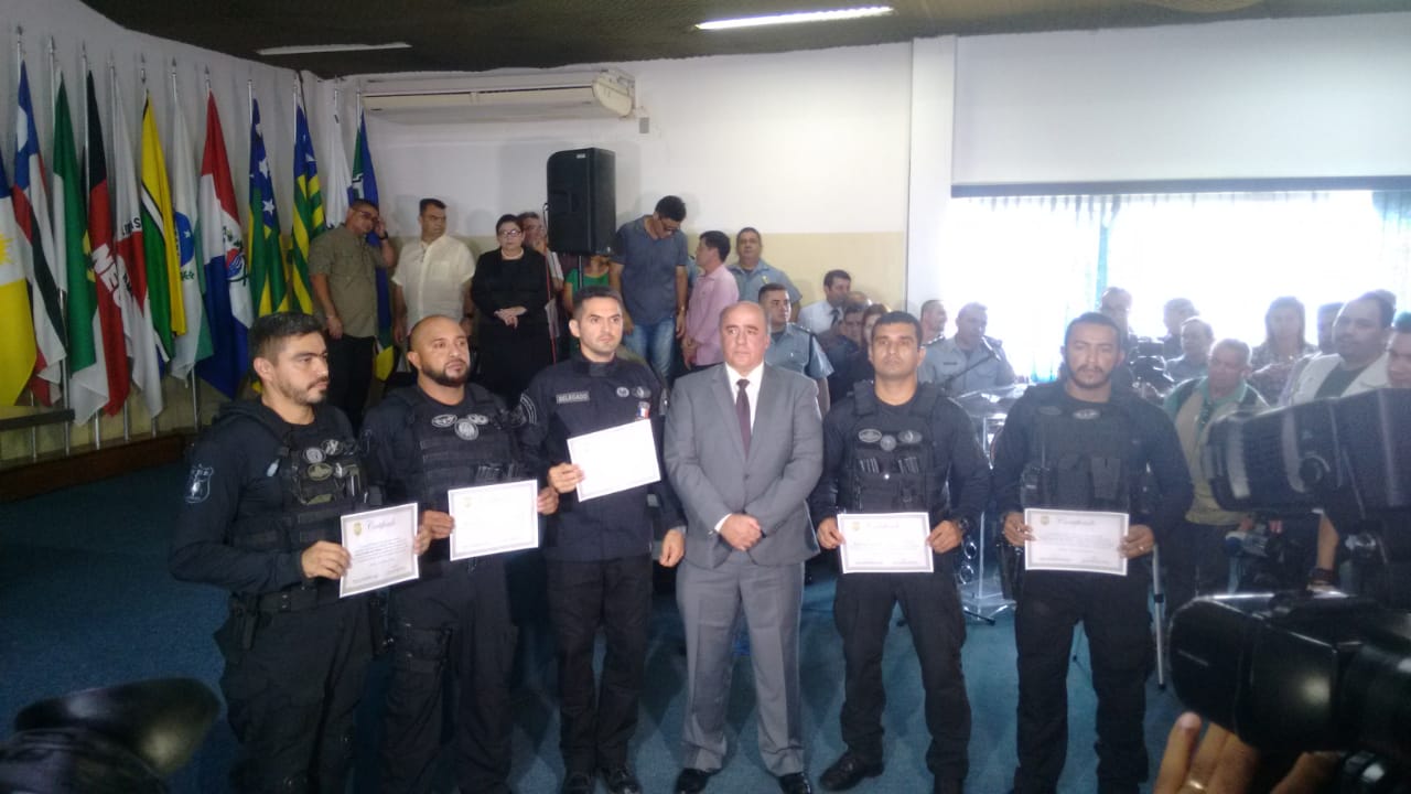 Policiais que atuaram em assalto à loteria são condecorados em Manaus