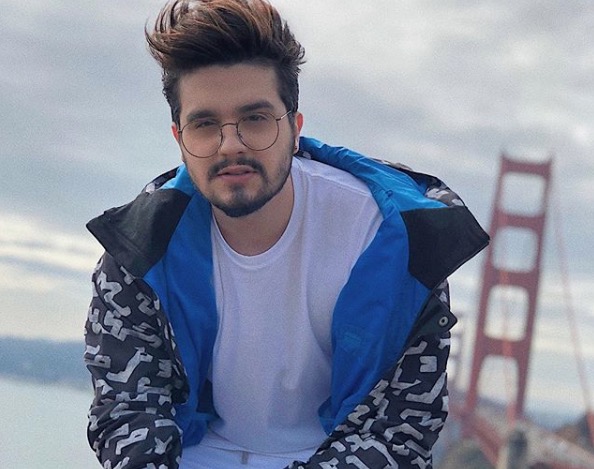 Luan Santana posta foto íntima com a namorada na cama e fãs vão à loucura