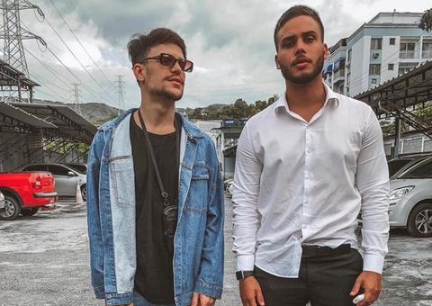   Jonathan Couto e Saulo Poncio posam juntos em dia de audiência com Letícia Almeida