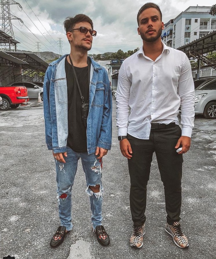   Jonathan Couto e Saulo Poncio posam juntos em dia de audiência com Letícia Almeida