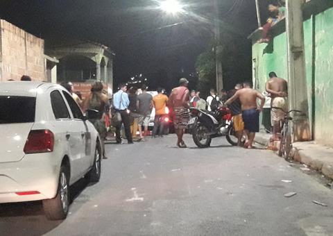 Homem é executado a tiros após ser jogado de veículo em via pública de Manaus