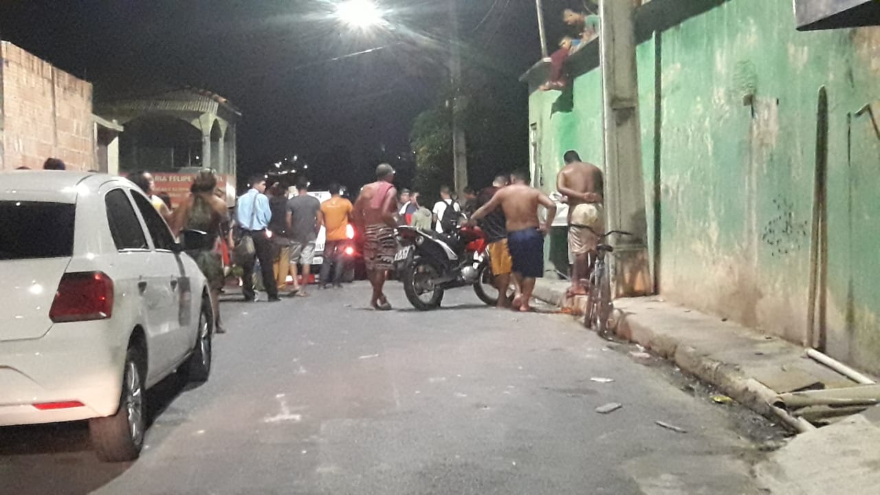 Homem é executado a tiros após ser jogado de veículo em via pública de Manaus