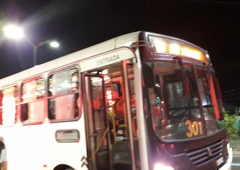 Passageiro é esfaqueado durante assalto a ônibus em Manaus