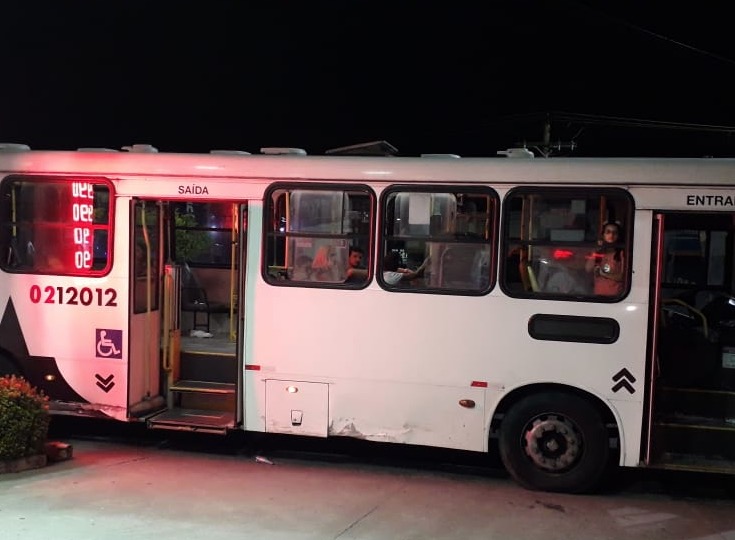 Passageiro é esfaqueado durante assalto a ônibus em Manaus