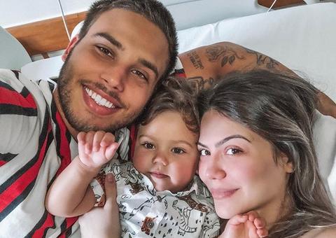 Jonathan Couto mostra rostinho do filho recém-nascido em vídeo fofo