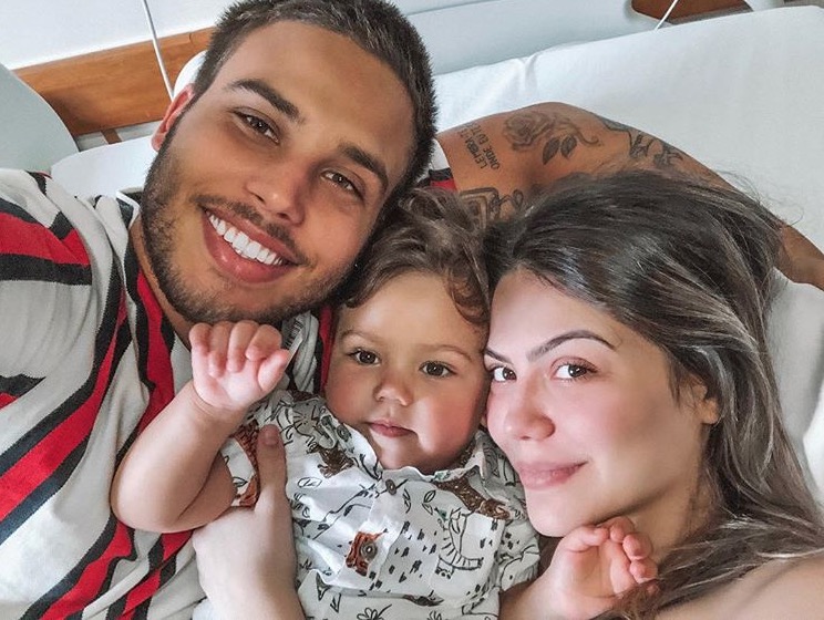 Jonathan Couto mostra rostinho do filho recém-nascido em vídeo fofo