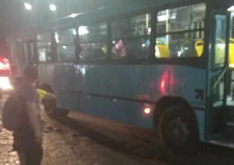 Em Manaus, passageiros da linha 034 reagem a assalto e espancam suspeito 