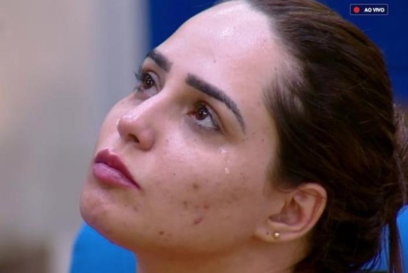 Pastor, marido de Perlla é cobrado na igreja e cantora pode deixar reality solteira