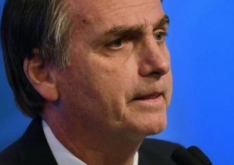 Bolsonaro admite que mensagens anti-PT no WhatsApp são ilegais, mas diz não ter controle