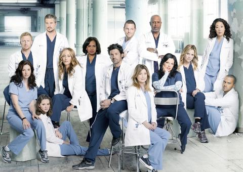 15º ano de Grey's Anatomy terá episódio para relembrar personagens falecidos