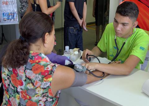 Feira de Profissões oferece serviços gratuitos de saúde, estética e teste vocacional em Manaus