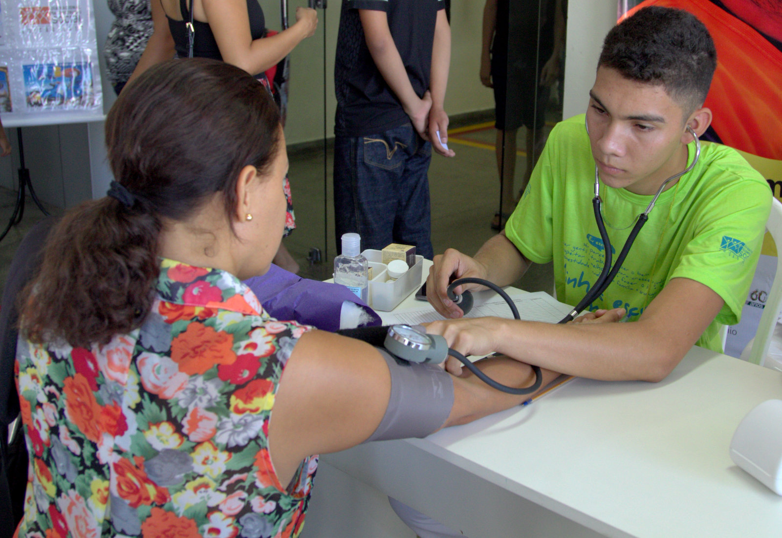 Feira de Profissões oferece serviços gratuitos de saúde, estética e teste vocacional em Manaus