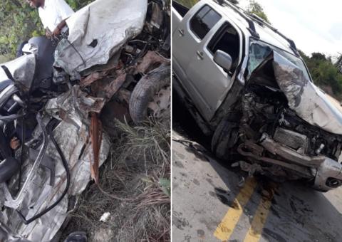 Duas pessoas morrem após carros se chocarem de frente na AM-010