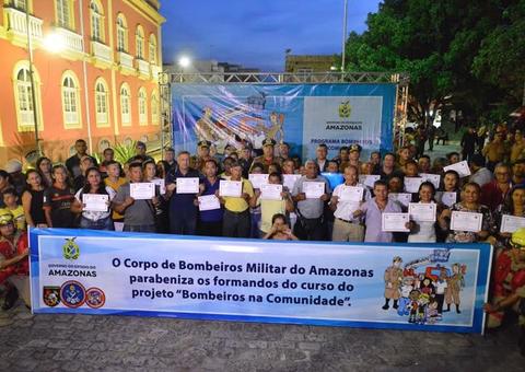  Corpo de Bombeiros certifica mais de 100 pessoas pelo programa 'Bombeiro na Comunidade'