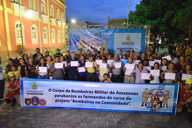  Corpo de Bombeiros certifica mais de 100 pessoas pelo programa 'Bombeiro na Comunidade'