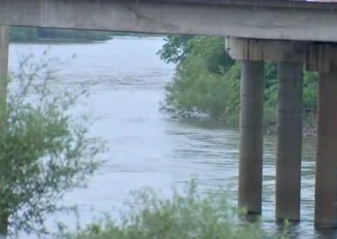 Bombeiro é sequestrado e consegue fugir atravessando rio a nado 
