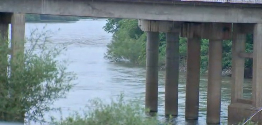 Bombeiro é sequestrado e consegue fugir atravessando rio a nado 