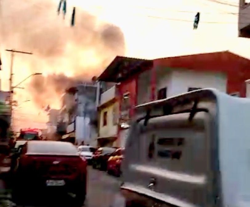 Incêndio em casa deixa moradores em pânico no bairro de Manaus