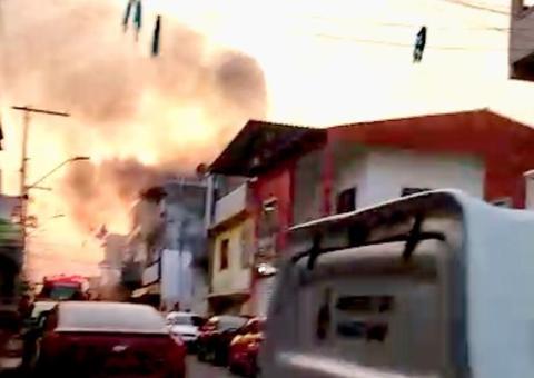 Incêndio em casa deixa moradores em pânico no bairro de Manaus