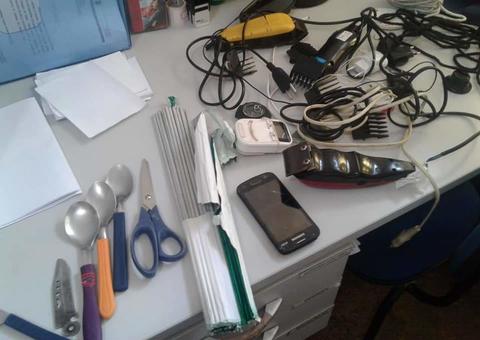 Após supostos 'posts' de detentos na internet, PM faz varredura em cadeia no Amazonas