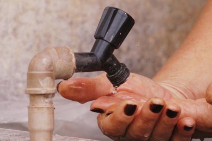 Após apagão,  moradores sofrem com calor e falta de água em Manaus