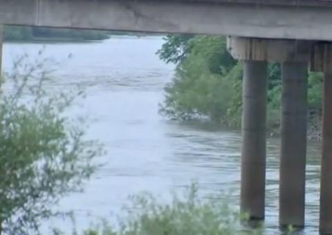 Para escapar de sequestro, bombeiro se joga em rio no meio da noite 