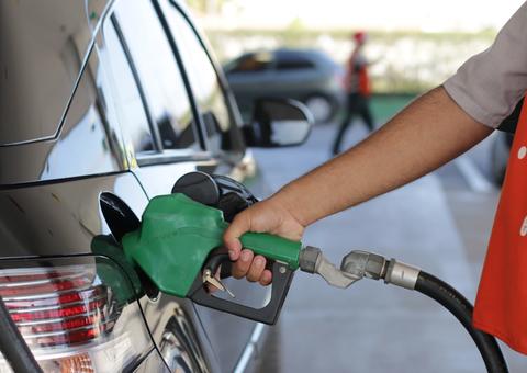 Preço da gasolina cai 2% nas refinarias a partir de amanhã