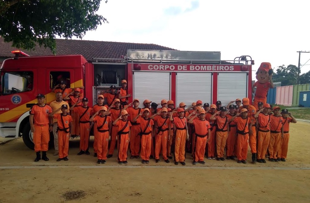 Mais de 200 brinquedos foram doados pelos bombeirinhos