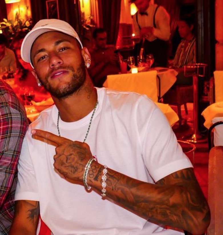Neymar rebate após suposto flagra em boate com ex-affair