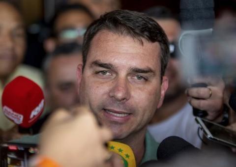 Filho de Bolsonaro diz que sua conta no WhatsApp foi desbloqueada
