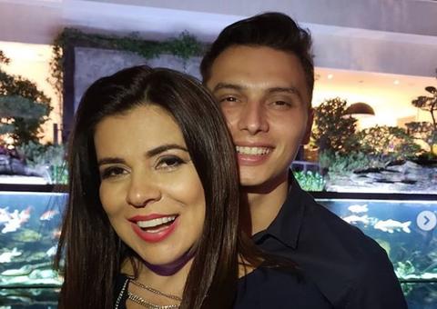  Mara Maravilha posa com namorado novinho: 'a maré tá pra peixe'