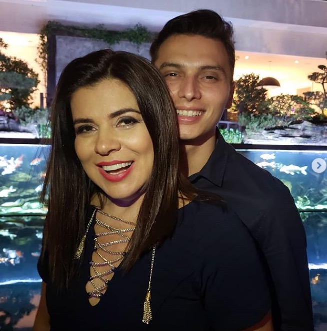  Mara Maravilha posa com namorado novinho: 'a maré tá pra peixe'