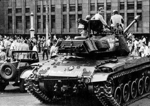 Metade dos brasileiros vê chance de uma nova ditadura no Brasil, diz pesquisa Datafolha