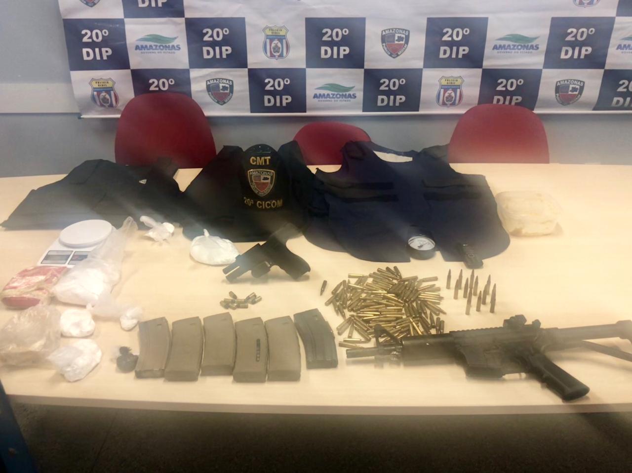 Em Manaus, trio suspeito de integrar facção é preso com armas e munições escondidos em casa